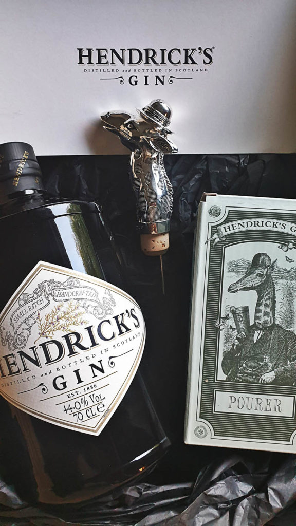 Hendrick's Gin ginvasion mit einer Essenz aus Rosen und Gurke