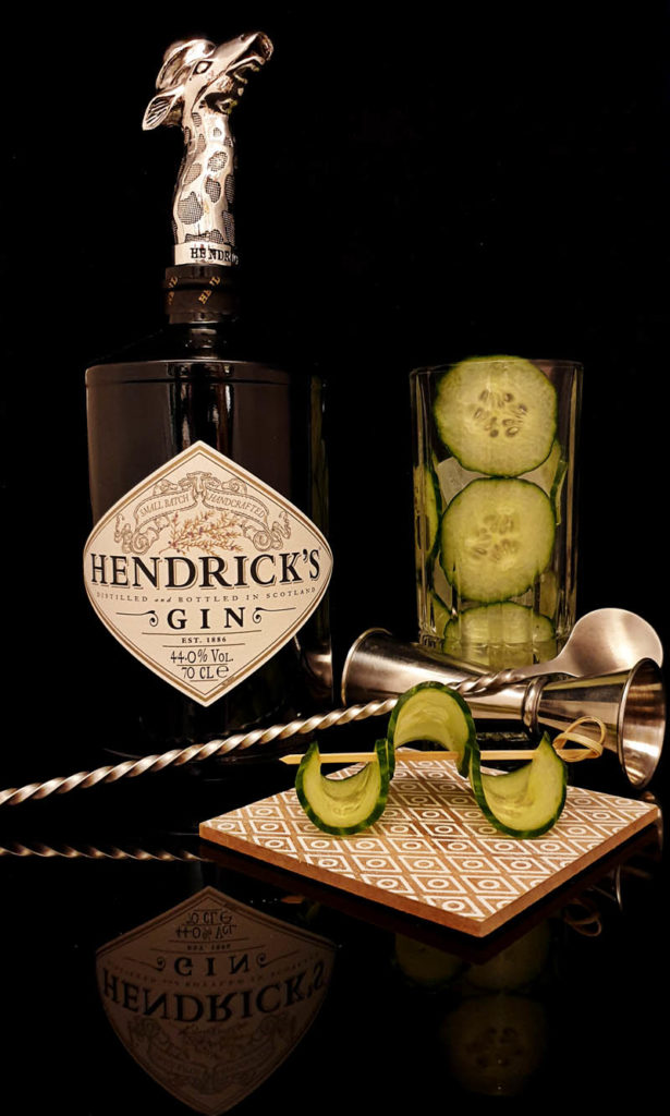 Hendrick's Gin ginvasion mit einer Essenz aus Rosen und Gurke