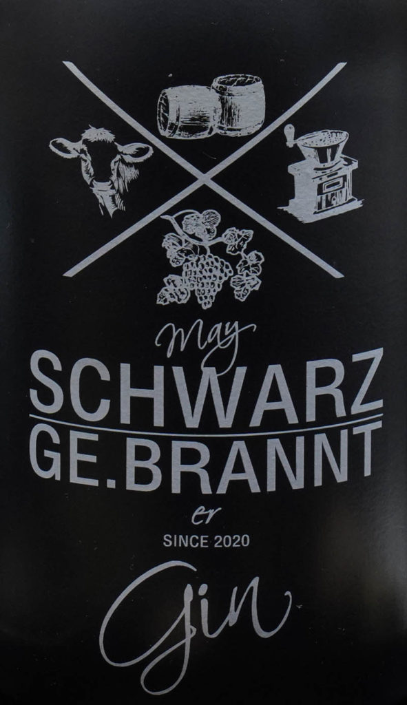 Der May Schwarz Ge.brannter Gin im Review auf ginvasion.de - Flaschendesign